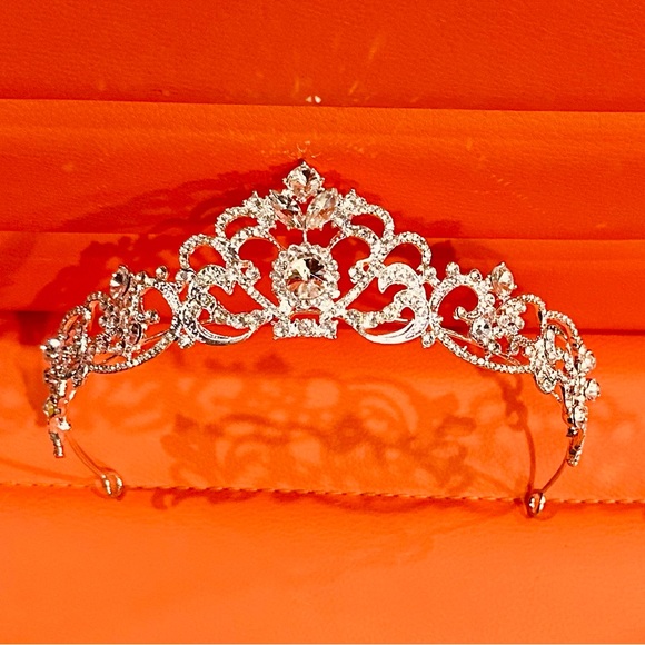 Elegant Silver Tiara with Crystal Accents - Picture 3 of 5